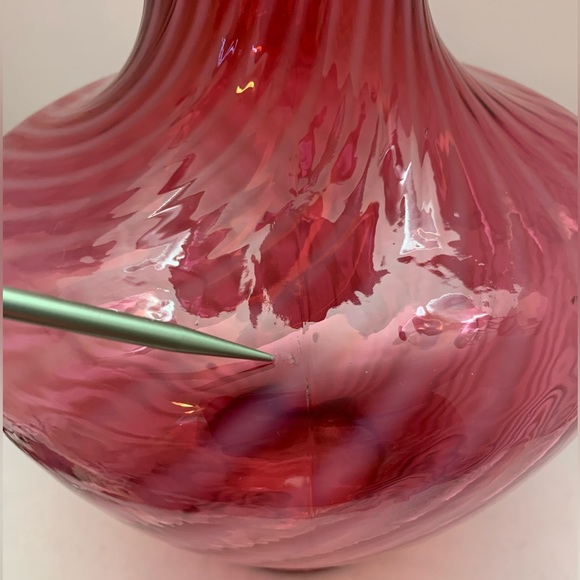 😍 Fenton Cranberry Opalescent Swirl Ruffled Large Round Vase - Picture 8 of 17